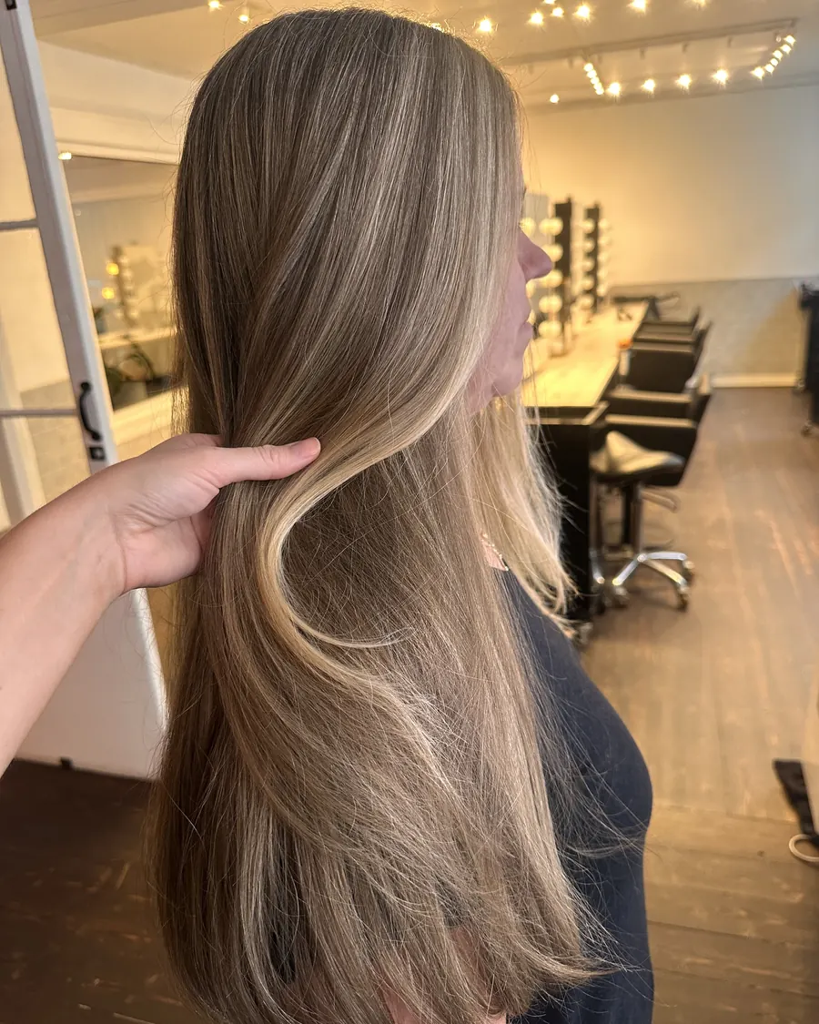 Efter: mjuk, naturlig färg med ljusa slingor