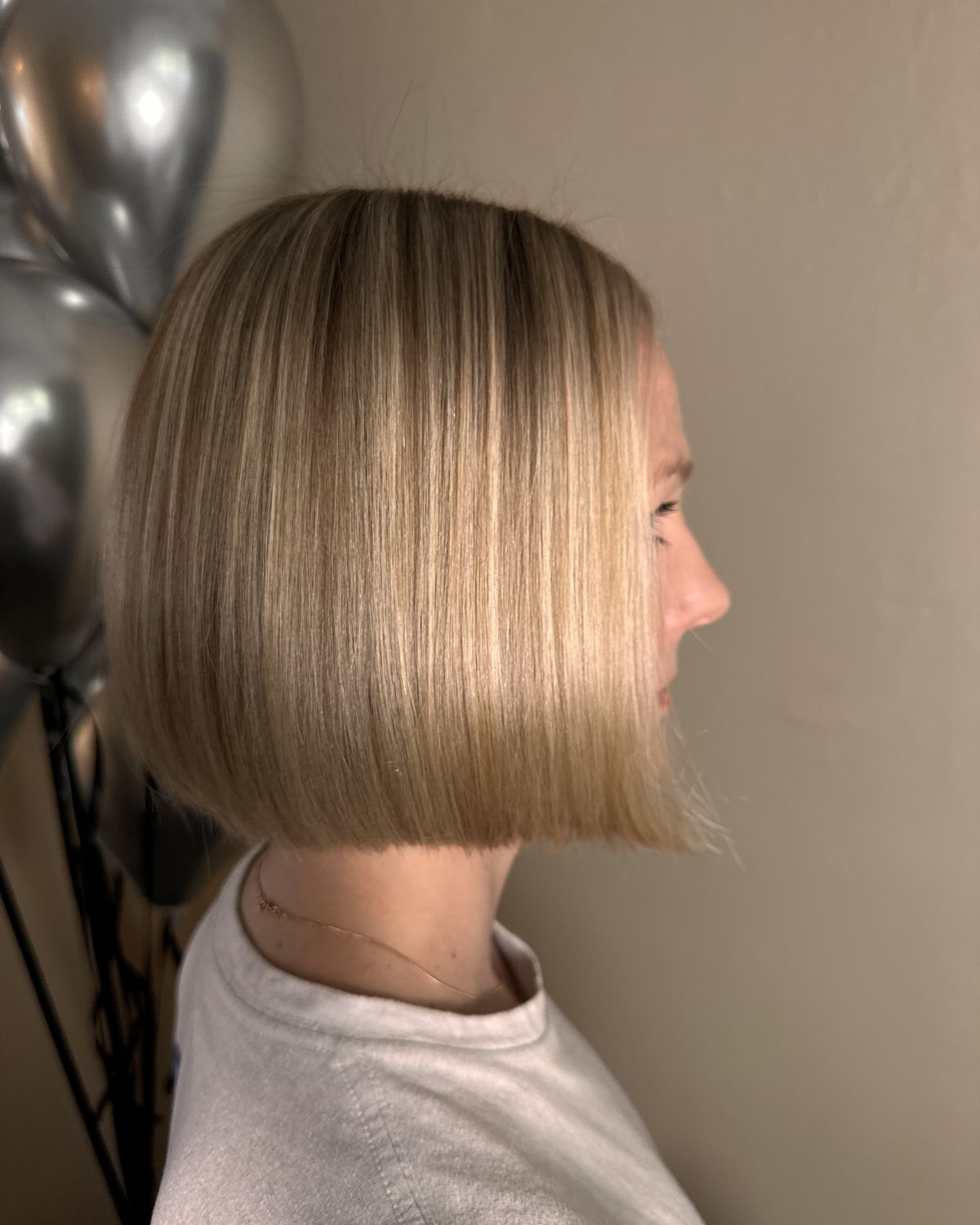Kort, rak page i naturlig blond ton